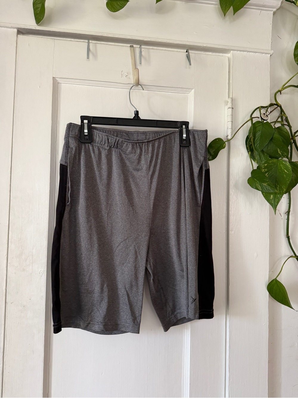 Old Navy Men's Gray Athletic Shorts with Black Panels go Dry M